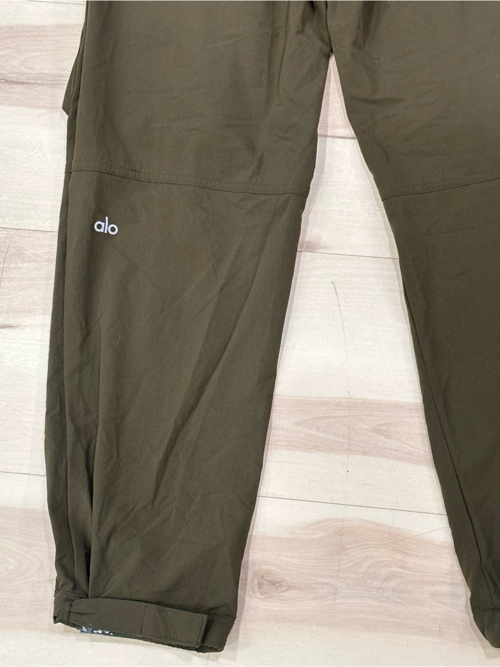 High-Waist City Wise Cargo Pants in Dark Olive by Alo Yoga size XS Casual - Picture 8 of 9
